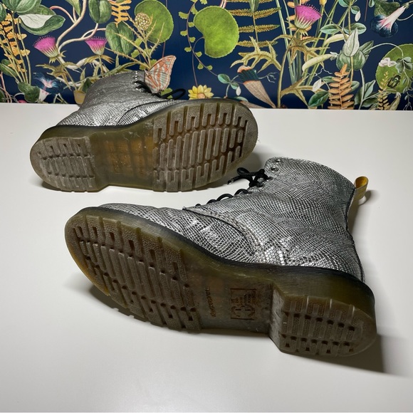 Dr. Martens combat boots in vegan silver snakeskin - Picture 7 of 8